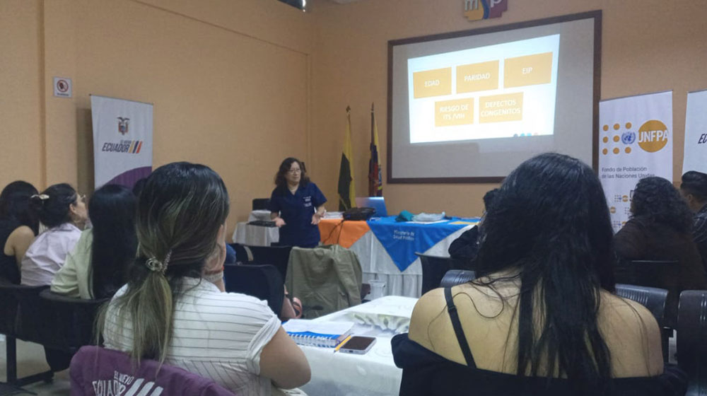 Profesionales de salud participan en la formación