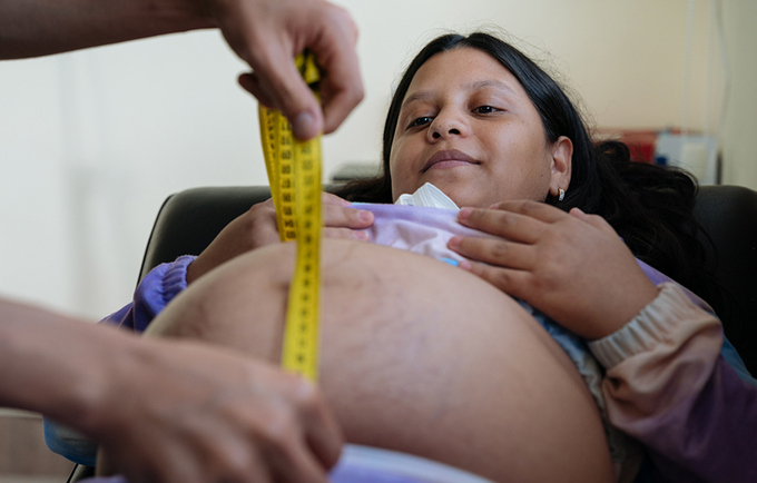 Cada dos minutos muere una mujer por problemas en el embarazo o el parto: organismos de las Naciones Unidas