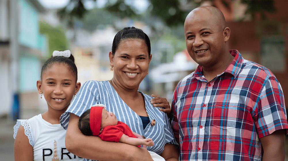 Familia esmeraldeña con mamá, papá, hija mayor y recién nacida