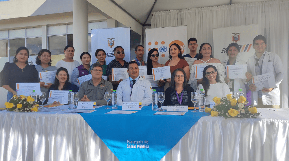 Mesa con autoridades y personal del Ministerio de Salud, Hospital General de Macas, UNFPA y ORGANON