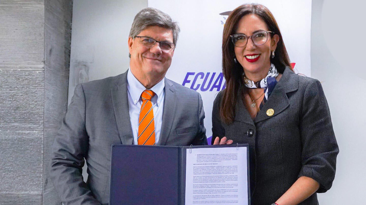 Markus Behrend, Representante del UNFPA y Alegría Crespo, Ministra de Educación del Ecuador