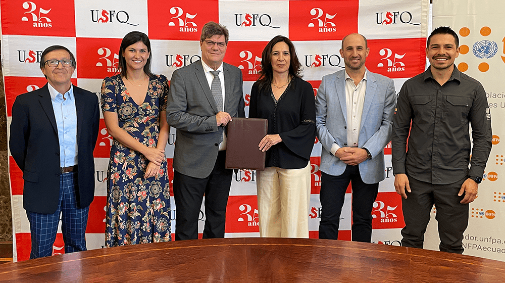 Personnel of the Universidad San Francisco de Quito and UNFPA. The authorities are holding the agreement document